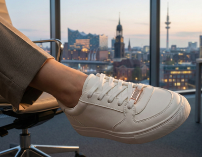 Sneaker Charms im Büro – Business Casual Look